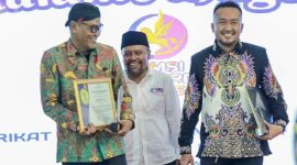 TERSENYUM: BPRS Bhakti Sumekar Meraih Penghargaan sebagai Ikon Perbankan Rakyat Berbasis Syariah Digital pada Malam Anugerah SMSI Award 2025 (Doc. Seputar Jatim)
