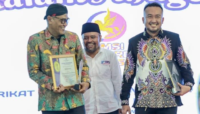 BPRS Bhakti Sumekar Raih Penghargaan Ikon Perbankan Rakyat Berbasis Syariah Digital pada Malam Anugerah SMSI Award 2025