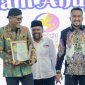 TERSENYUM: BPRS Bhakti Sumekar Meraih Penghargaan sebagai Ikon Perbankan Rakyat Berbasis Syariah Digital pada Malam Anugerah SMSI Award 2025 (Doc. Seputar Jatim)