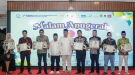 SWAFOTO: PR DRT Group Raih Penghargaan sebagai Penggerak Industri Tembakau Lokal pada Malam Anugerah SMSI Award 2025 (Doc. Seputar Jatim)
