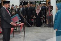 MENGUKUHKAN: Bupati Sumenep, Achmad Fauzi Wongsojudo, saat melantik Pengurus Tim Penggerak Pemberdayaan dan Kesejahteraan Keluarga (TP-PKK) Sumenep Masa Bhakti 2025-2030 (Doc. Seputar Jatim)