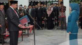 MENGUKUHKAN: Bupati Sumenep, Achmad Fauzi Wongsojudo, saat melantik Pengurus Tim Penggerak Pemberdayaan dan Kesejahteraan Keluarga (TP-PKK) Sumenep Masa Bhakti 2025-2030 (Doc. Seputar Jatim)