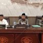 FOKUS: Bupati Sumenep, Achmad Fauzi Wongsojudo, saat menghadiri rapat paripurna bersama Ketua DPRD Sumenep Zainal Arifin, dan anggota fraksi-fraksi DPRD (Doc. Seputar Jatim)
