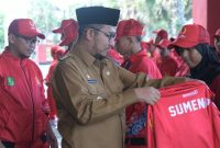 SIAP: Bupati Sumenep Achmad Fauzi Wongsojudo saat melepas ratusan atlet yang siap berlaga di Pekan Porprov Jatim 2025 (Foto Istimewa)
