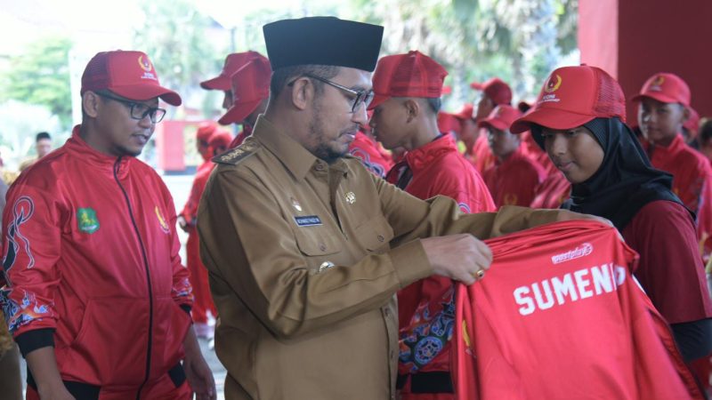 SIAP: Bupati Sumenep Achmad Fauzi Wongsojudo saat melepas ratusan atlet yang siap berlaga di Pekan Porprov Jatim 2025 (Foto Istimewa)