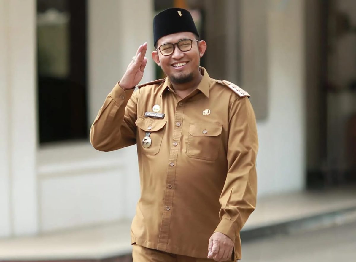 HORMAT: Bupati Sumenep, Ahmad Fauzi Wongsojudo, saat menggunakan peci hitam (Doc. Istimewa)