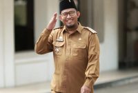 HORMAT: Bupati Sumenep, Ahmad Fauzi Wongsojudo, saat menggunakan peci hitam (Doc. Istimewa)