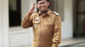 HORMAT: Bupati Sumenep, Ahmad Fauzi Wongsojudo, saat menggunakan peci hitam (Doc. Istimewa)