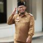 HORMAT: Bupati Sumenep, Ahmad Fauzi Wongsojudo, saat menggunakan peci hitam (Doc. Istimewa)