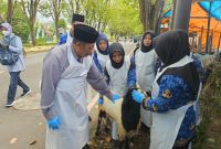 MENGONTROL: Kepala DKPP Sumenep, Chainur Rasyid saat turun langsung mengecek kesehatan hewan kurban di Jalan Urip Sumoharjo (SandiGT - Seputar Jatim)