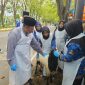 MENGONTROL: Kepala DKPP Sumenep, Chainur Rasyid saat turun langsung mengecek kesehatan hewan kurban di Jalan Urip Sumoharjo (SandiGT - Seputar Jatim)