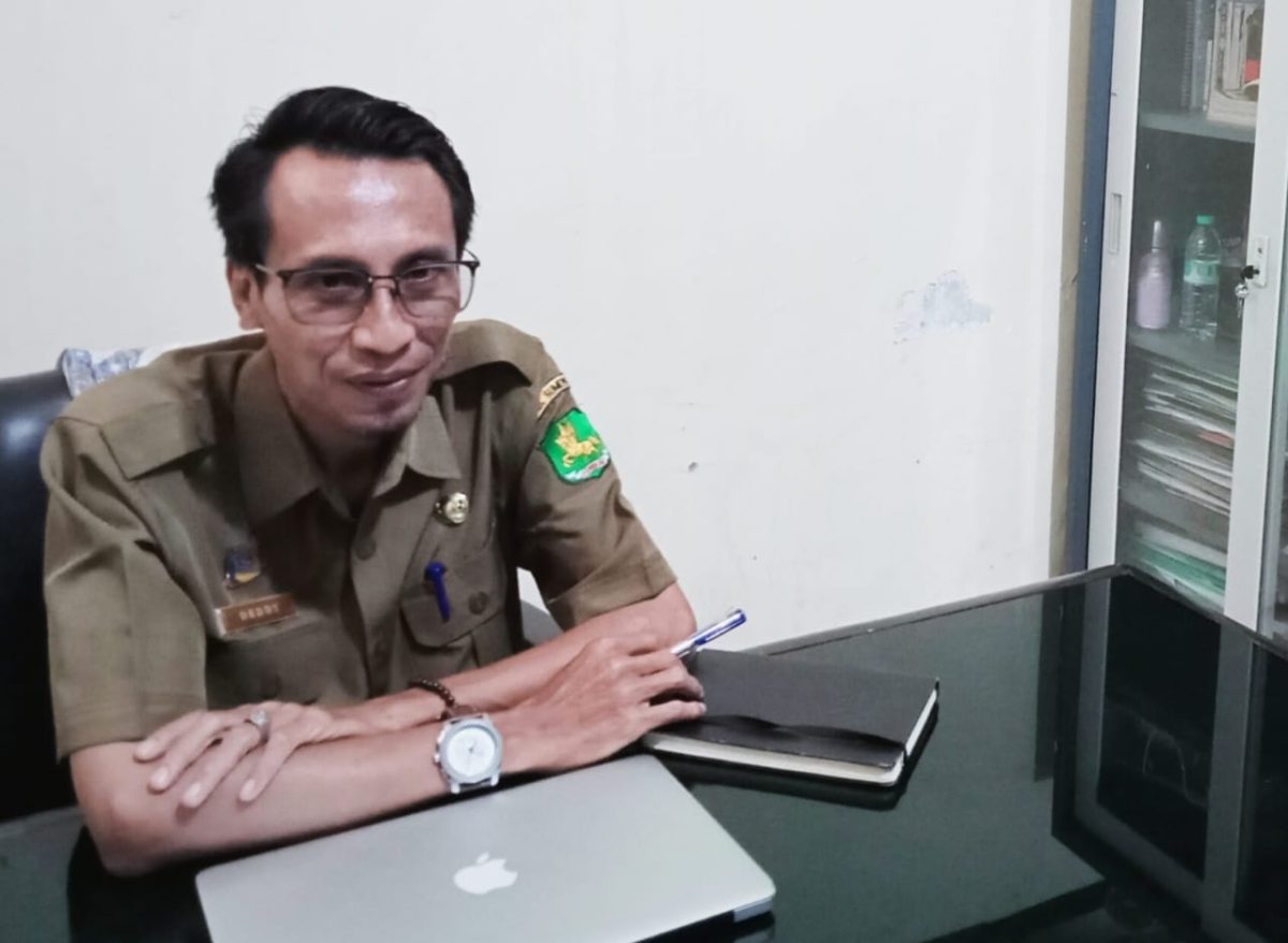 RAPI: Kepala UPTD Pengelolaan Sampah DLH Sumenep, Achmad Junaidi, saat ditemui di kantornya (SandiGT - Seputar Jatim)