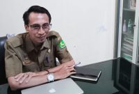 RAPI: Kepala UPTD Pengelolaan Sampah DLH Sumenep, Achmad Junaidi, saat ditemui di kantornya (SandiGT - Seputar Jatim)