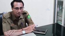 RAPI: Kepala UPTD Pengelolaan Sampah DLH Sumenep, Achmad Junaidi, saat ditemui di kantornya (SandiGT - Seputar Jatim)