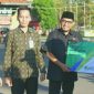 BAHAGIA: Bupati Sumenep, Achmad Fauzi Wongsojudo saat menyerahkan Kartu BPJS Ketenagakerjaan secara Simbolis kepada para Atlet Porprov 2025 (Doc. Seputar Jatim)