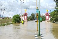 MELUAP: Jalan raya di selamat datang Sumenep terendam banjir (SandiGT - Seputar Jatim)