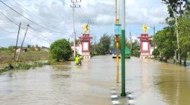 MELUAP: Jalan raya di selamat datang Sumenep terendam banjir (SandiGT - Seputar Jatim)