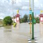 MELUAP: Jalan raya di selamat datang Sumenep terendam banjir (SandiGT - Seputar Jatim)