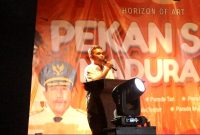 MERIAH: Ketua STKIP PGRI Sumenep, Asmoni saat menyampaikan apresiasi di pembukaan PSM ke-9 (SandiGT - Seputar Jatim)