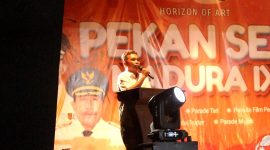 MERIAH: Ketua STKIP PGRI Sumenep, Asmoni saat menyampaikan apresiasi di pembukaan PSM ke-9 (SandiGT - Seputar Jatim)