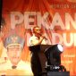 MERIAH: Ketua STKIP PGRI Sumenep, Asmoni saat menyampaikan apresiasi di pembukaan PSM ke-9 (SandiGT - Seputar Jatim)