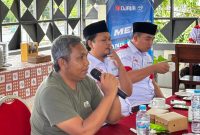 RAPAT: PT Empat Sekawan Mulia (ESM) saat menggelar meet and greet bersama salah satu mitra bisnisnya, Toko Bagus, di Hotel New Ramayana, Pamekasan (Foto Istimewa)