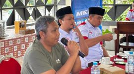 RAPAT: PT Empat Sekawan Mulia (ESM) saat menggelar meet and greet bersama salah satu mitra bisnisnya, Toko Bagus, di Hotel New Ramayana, Pamekasan (Foto Istimewa)