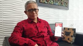 TUNJUKKAN: Direktur Utama Bank BPRS Bhakti Sumekar, Hairil Fajar, saat menunjukkan kehadiran tabungan kurban (Doc. Seputar Jatim)