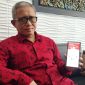 TUNJUKKAN: Direktur Utama Bank BPRS Bhakti Sumekar, Hairil Fajar, saat menunjukkan kehadiran tabungan kurban (Doc. Seputar Jatim)