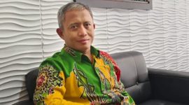 GAGAH: Direktur Utama Bank BPRS Bhakti Sumekar, Hairil Fajar, saat ditemui di ruang kerjanya (Doc.Seputar Jatim)