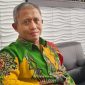 GAGAH: Direktur Utama Bank BPRS Bhakti Sumekar, Hairil Fajar, saat ditemui di ruang kerjanya (Doc.Seputar Jatim)