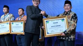 TERSEYUM: Wakil Bupati Sumenep, Imam Hasyim saat menerima penghargaan dari Wamen Dalam Negeri, Arya Bima di JCC  (Doc. Seputar Jatim)