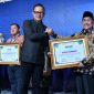 TERSEYUM: Wakil Bupati Sumenep, Imam Hasyim saat menerima penghargaan dari Wamen Dalam Negeri, Arya Bima di JCC  (Doc. Seputar Jatim)