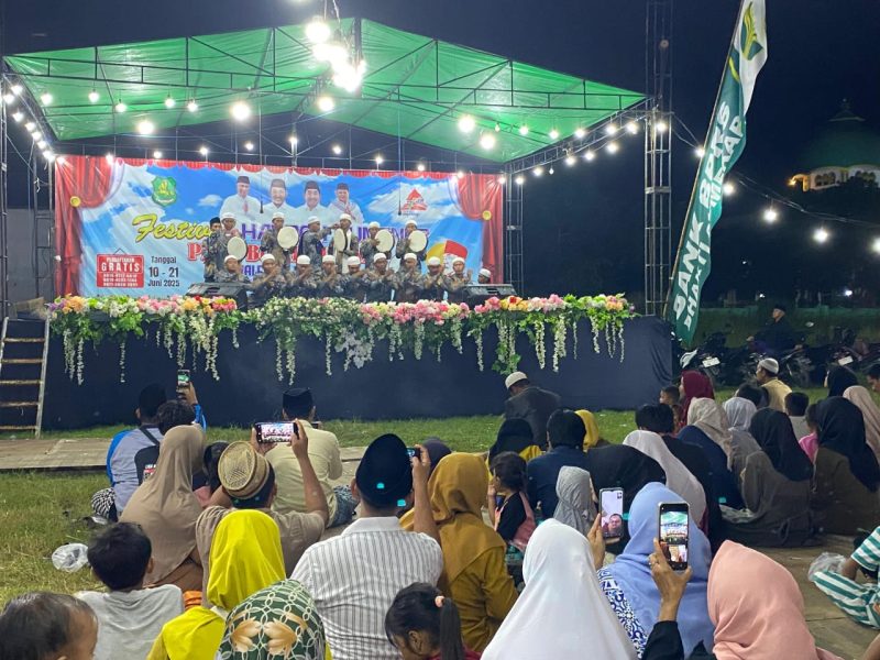MERIAH: Ribuan masyarakat memadati Festival Hadrah Sumenep 2025 (SandiGT - Seputar Jatim)