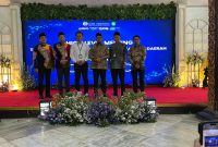 SWAFOTO: Kepala Bapenda Sumenep, Faruk Hanafi, (kiri) saat foto bersama bupati Sumenep (tiga dari kanan) usai acara High Level Meeting di pendopo agung kraton Sumenep (SandiGT - Seputar Jatim)