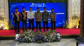 SWAFOTO: Kepala Bapenda Sumenep, Faruk Hanafi, (kiri) saat foto bersama bupati Sumenep (tiga dari kanan) usai acara High Level Meeting di pendopo agung kraton Sumenep (SandiGT - Seputar Jatim)