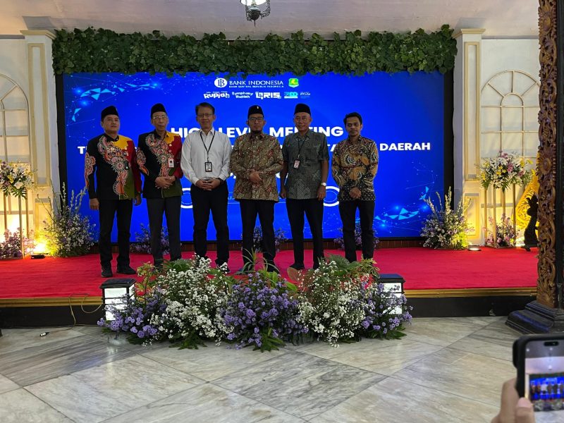 SWAFOTO: Kepala Bapenda Sumenep, Faruk Hanafi, (kiri) saat foto bersama bupati Sumenep (tiga dari kanan) usai acara High Level Meeting di pendopo agung kraton Sumenep (SandiGT - Seputar Jatim)