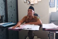 DUDUK: Kepala Bidang Penempatan dan Perluasan Kerja Disnaker Sumenep, Eko Kurniawan saat ditemui di kantornya (SandiGT - Seputar Jatim)