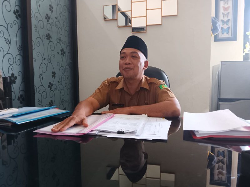 DUDUK: Kepala Bidang Penempatan dan Perluasan Kerja Disnaker Sumenep, Eko Kurniawan saat ditemui di kantornya (SandiGT - Seputar Jatim)