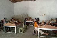 BEKERJA: Kondisi Gudang Produksi Rokok BM Jaya saat Produksi Rokok di Kecamatan Dasuk Sumenep (Doc. Seputar Jatim)