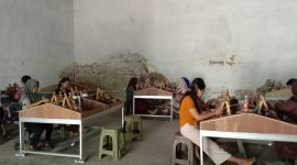 BEKERJA: Kondisi Gudang Produksi Rokok BM Jaya saat Produksi Rokok di Kecamatan Dasuk Sumenep (Doc. Seputar Jatim)