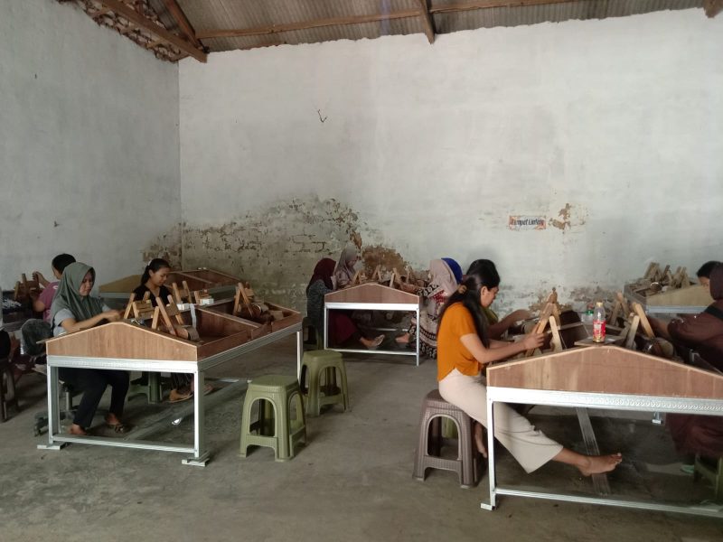 BEKERJA: Kondisi Gudang Produksi Rokok BM Jaya saat Produksi Rokok di Kecamatan Dasuk Sumenep (Doc. Seputar Jatim)