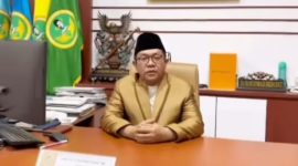 BERPECI: Rektor UNIBA Madura, Rahmat Hidayat, saat berada di ruang kantornya (SandiGT - Seputar Jatim)