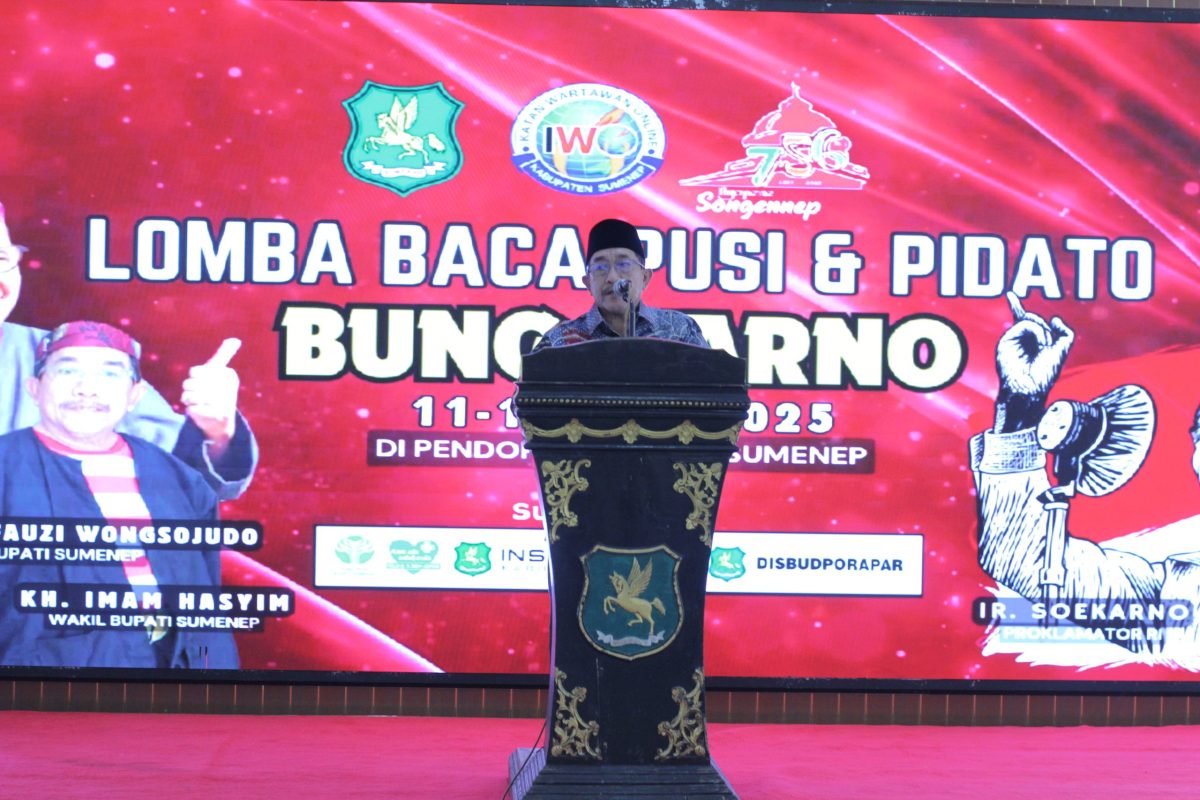 GAGAH: Ketua IWO Sumenep, Imam Hasyim, saat memberikan sambutan dan pembukaan Lomba Baca Puisi dan Pidato Gaya Bung Karno di Pendopo Agung Keraton Sumenep (Seputar Jatim - Mufti Che)