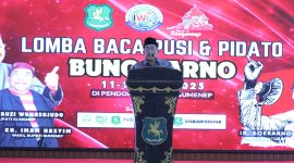 GAGAH: Ketua IWO Sumenep, Imam Hasyim, saat memberikan sambutan dan pembukaan Lomba Baca Puisi dan Pidato Gaya Bung Karno di Pendopo Agung Keraton Sumenep (Seputar Jatim - Mufti Che)