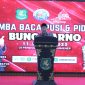 GAGAH: Ketua IWO Sumenep, Imam Hasyim, saat memberikan sambutan dan pembukaan Lomba Baca Puisi dan Pidato Gaya Bung Karno di Pendopo Agung Keraton Sumenep (Seputar Jatim - Mufti Che)