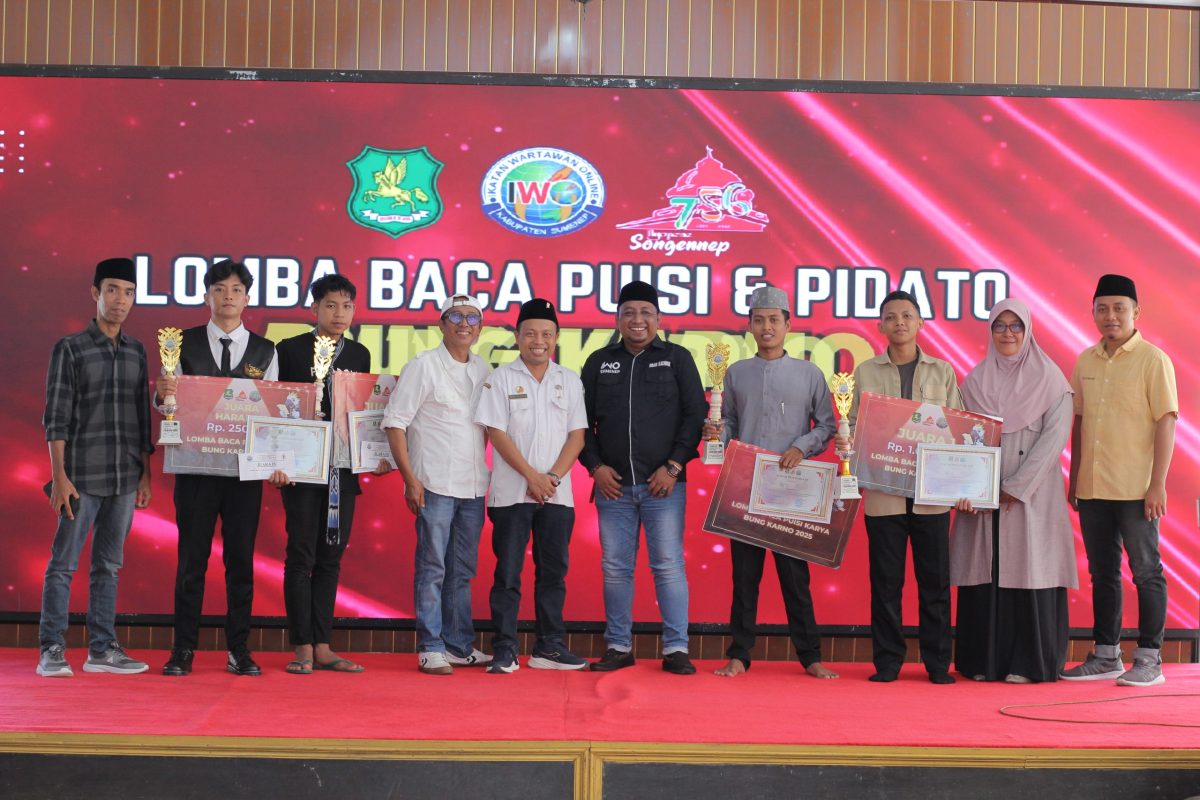 SWAFTO: Panitia, dewan juri dan pemenang lomba baca puisi karya Bung Karno 2025 usai menerima penghargaan (Mufti Che - Seputar Jatim)