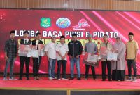 SWAFTO: Panitia, dewan juri dan pemenang lomba baca puisi karya Bung Karno 2025 usai menerima penghargaan (Mufti Che - Seputar Jatim)