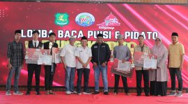 SWAFTO: Panitia, dewan juri dan pemenang lomba baca puisi karya Bung Karno 2025 usai menerima penghargaan (Mufti Che - Seputar Jatim)