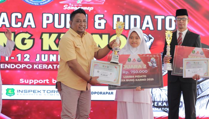 Ketua IWO Sumenep Serahkan 6 Piala Pemenang Lomba Pidato Gaya Bung Karno 2025